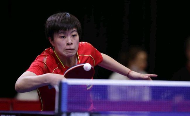 融于池畔，简于形制；瑞典高尔夫球场度假木屋设计