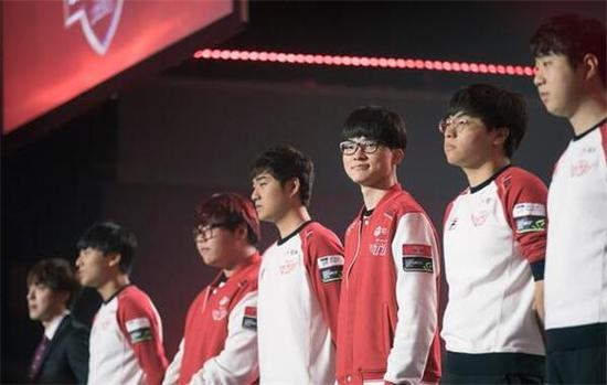 杜兰特：我完全可以一直出手，但主动传球会让队友建立信心